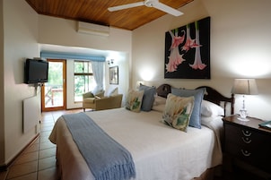 Quarto triplo luxo, várias camas (Room B) | Cofres nos quartos, individualmente decorados