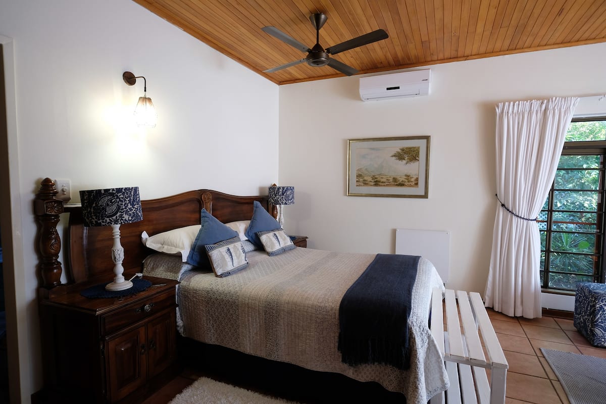Habitación de lujo, 1 cama de matrimonio (Room D) | Caja fuerte, decoración individual, mobiliario individual y ropa de cama