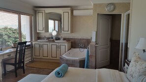 Chambre Lune de Miel | Salle de bain | Articles de toilette gratuits, sèche-cheveux, peignoirs