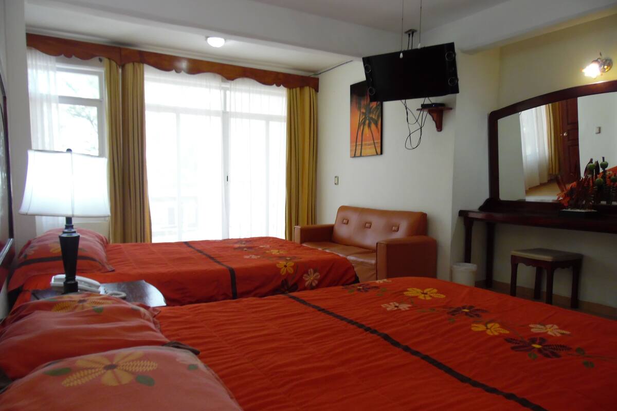 Standard-Vierbettzimmer, 1 Schlafzimmer, eingeschränkter Meerblick, Meerseite | Minibar, Schreibtisch, kostenloses WLAN