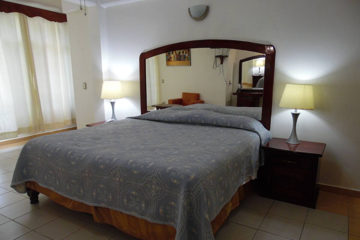 Standardzimmer, 1 Queen-Bett, eingeschränkter Meerblick, Turm | Minibar, Schreibtisch, kostenloses WLAN