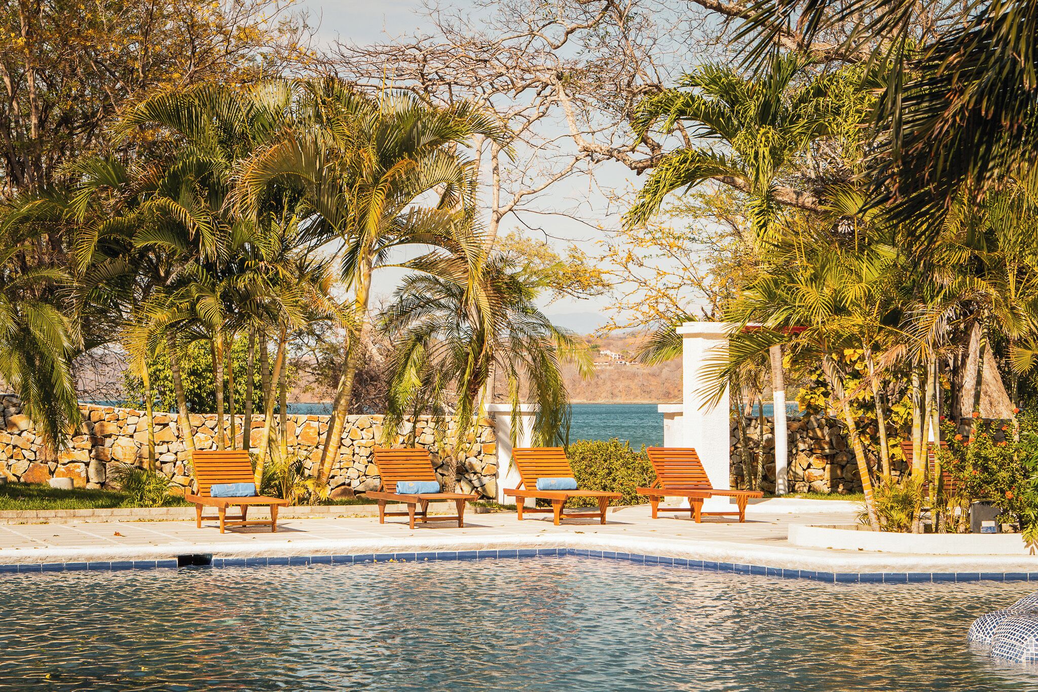 Utendørsbasseng og solsenger