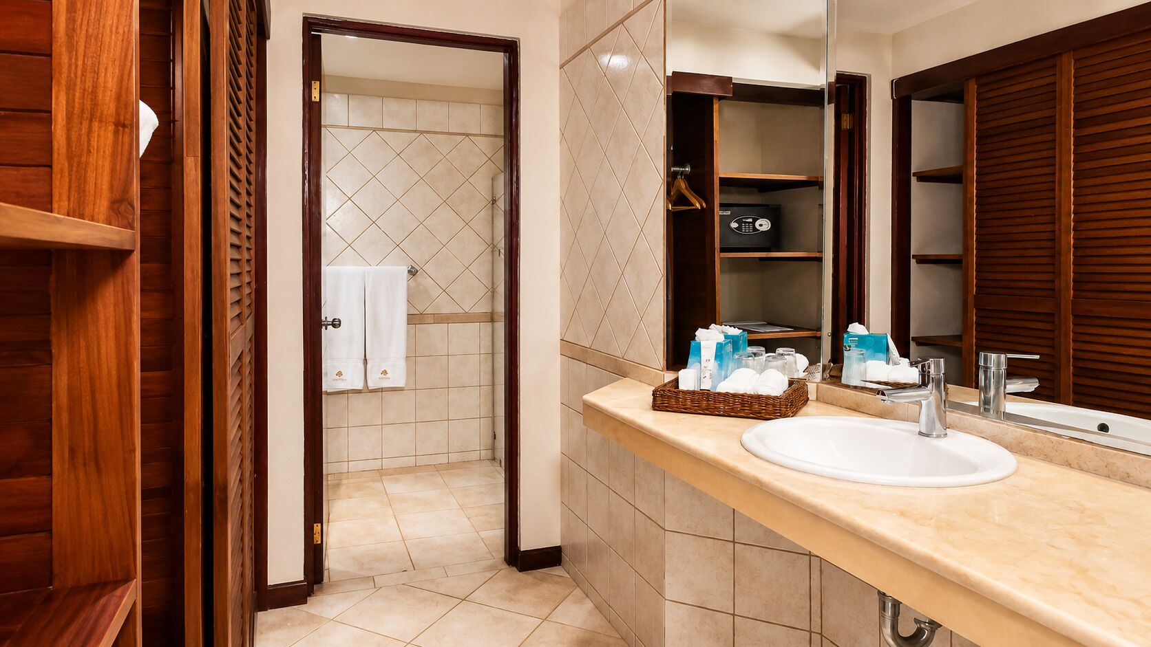Un bagno con lavandino, specchio e zona doccia.