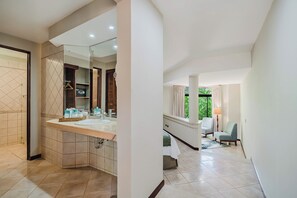 Family Suite | Ropa de cama de alta calidad, edredones de plumas, caja fuerte