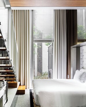 Minibar, in-room safe, desk, laptop workspace - M Social Singapore (Singapore)