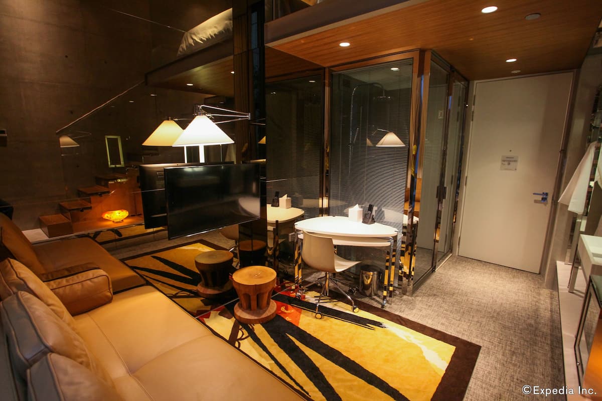 Loft Premier Room (One Large Double Bed) | Minibar, safe på rommet, skrivebord og skrivebord for bærbar PC