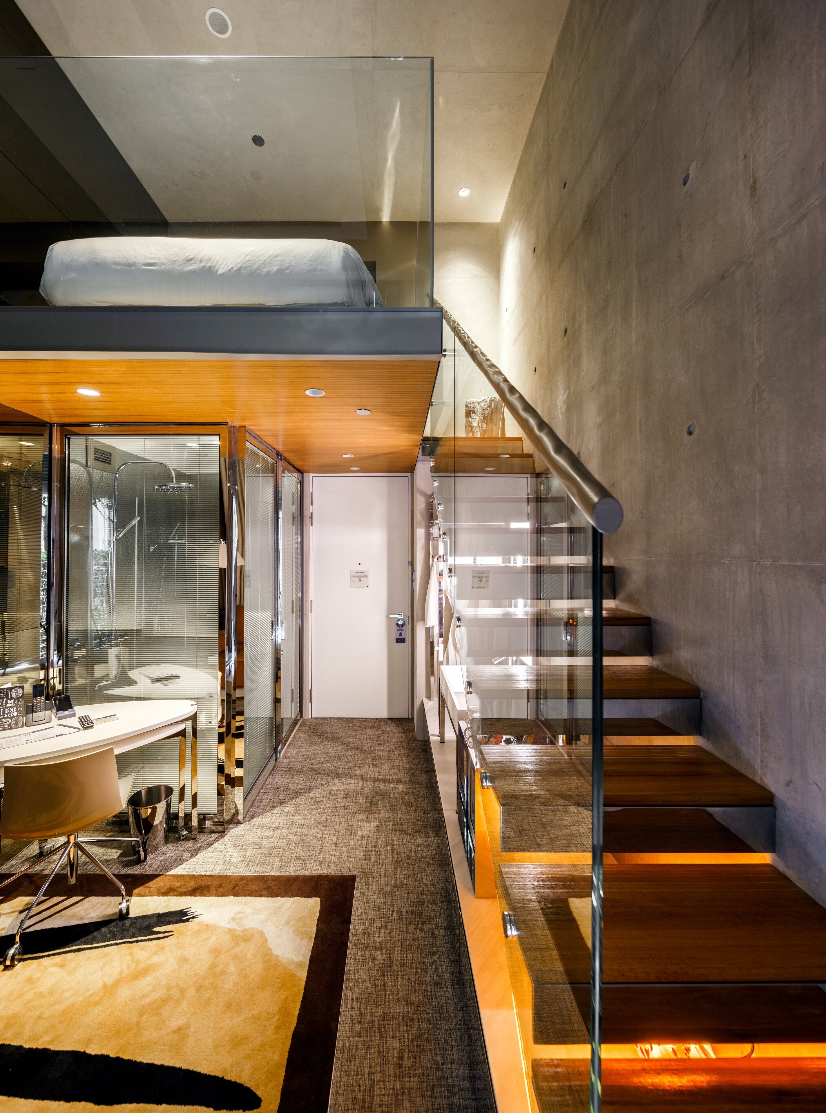 Minibar, caja de seguridad en la habitación y escritorio 