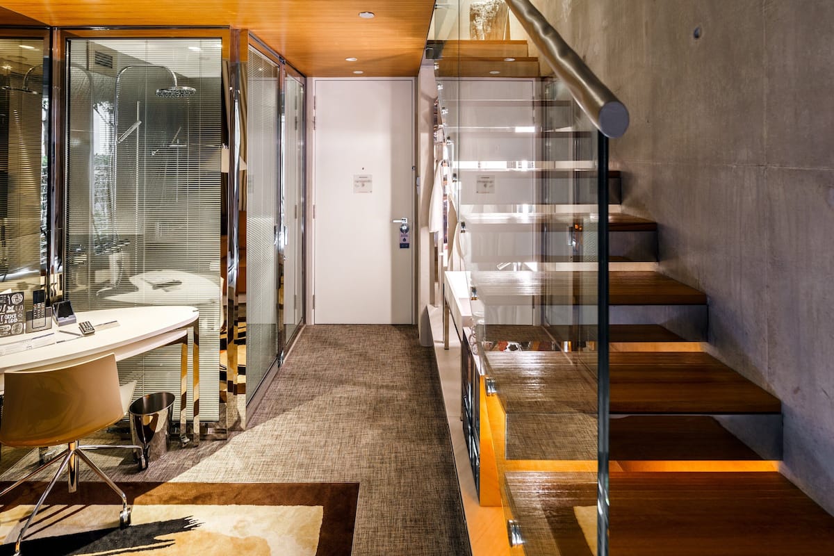 Minibar, caja de seguridad en la habitación y escritorio