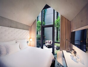Minibar, in-room safe, desk, laptop workspace - M Social Hotel Singapore (Singapore)
