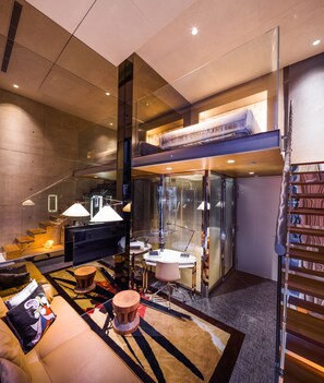 Loft Premier Room (One Large Double Bed) | Minibar, safe på rommet, skrivebord og skrivebord for bærbar PC