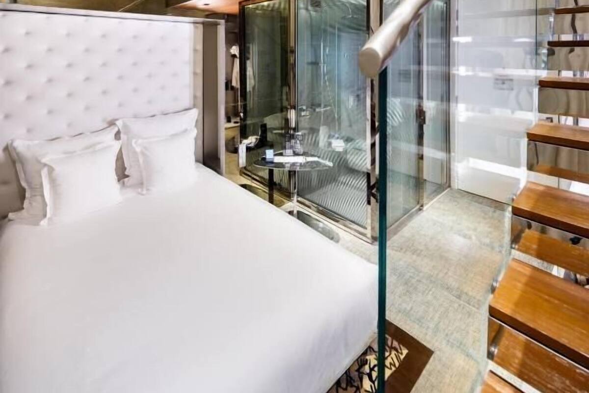 Loft Gallery Room (One Large Double Bed) | Een minibar, een kluis op de kamer, een bureau, een laptopwerkplek