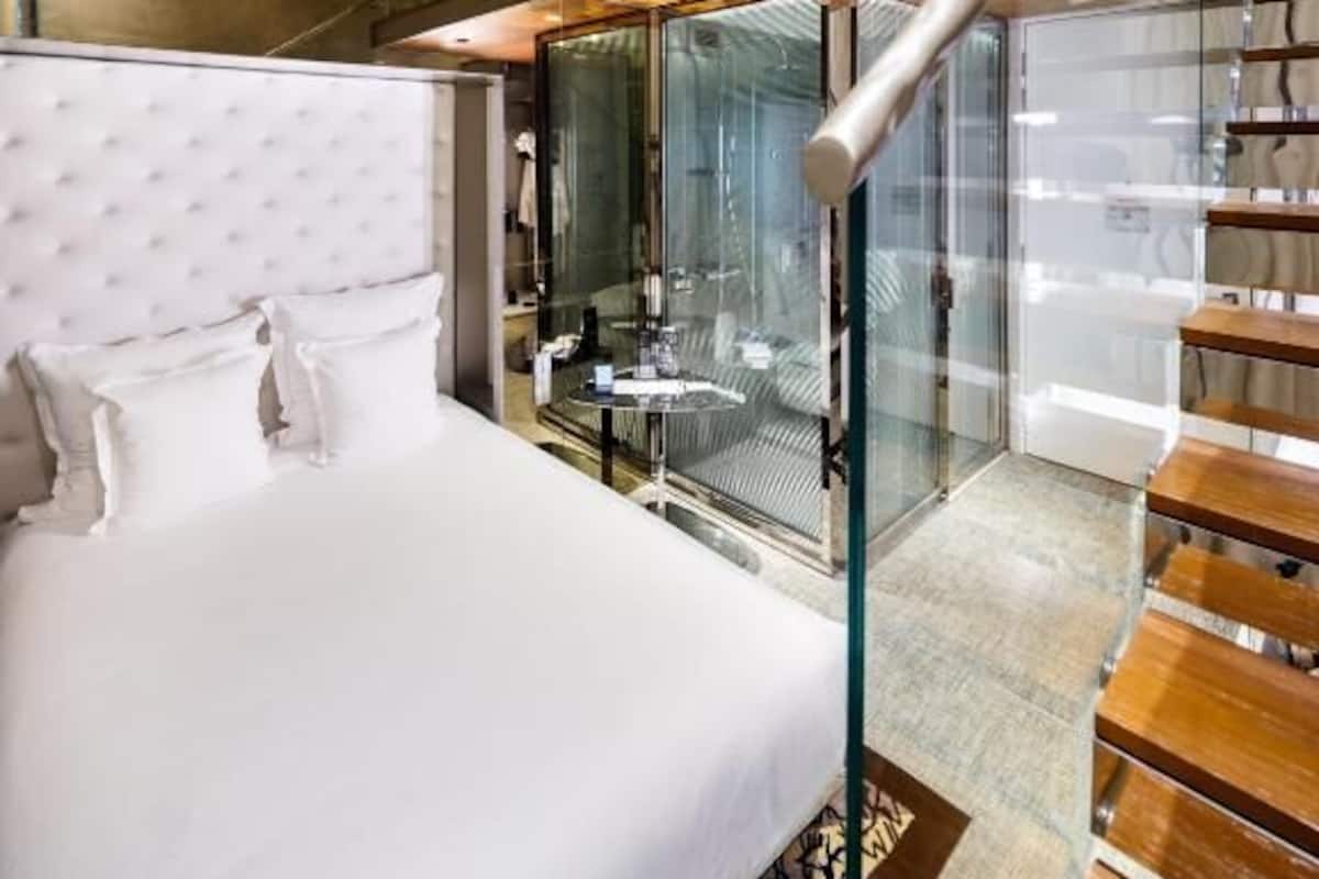 Loft Gallery Room (One Large Double Bed) | Minibar, caja de seguridad en la habitación y escritorio