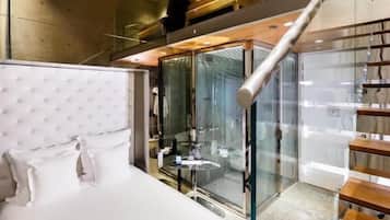 Loft Gallery Room (One Large Double Bed) | Minibar, safe på rommet, skrivebord og skrivebord for bærbar PC