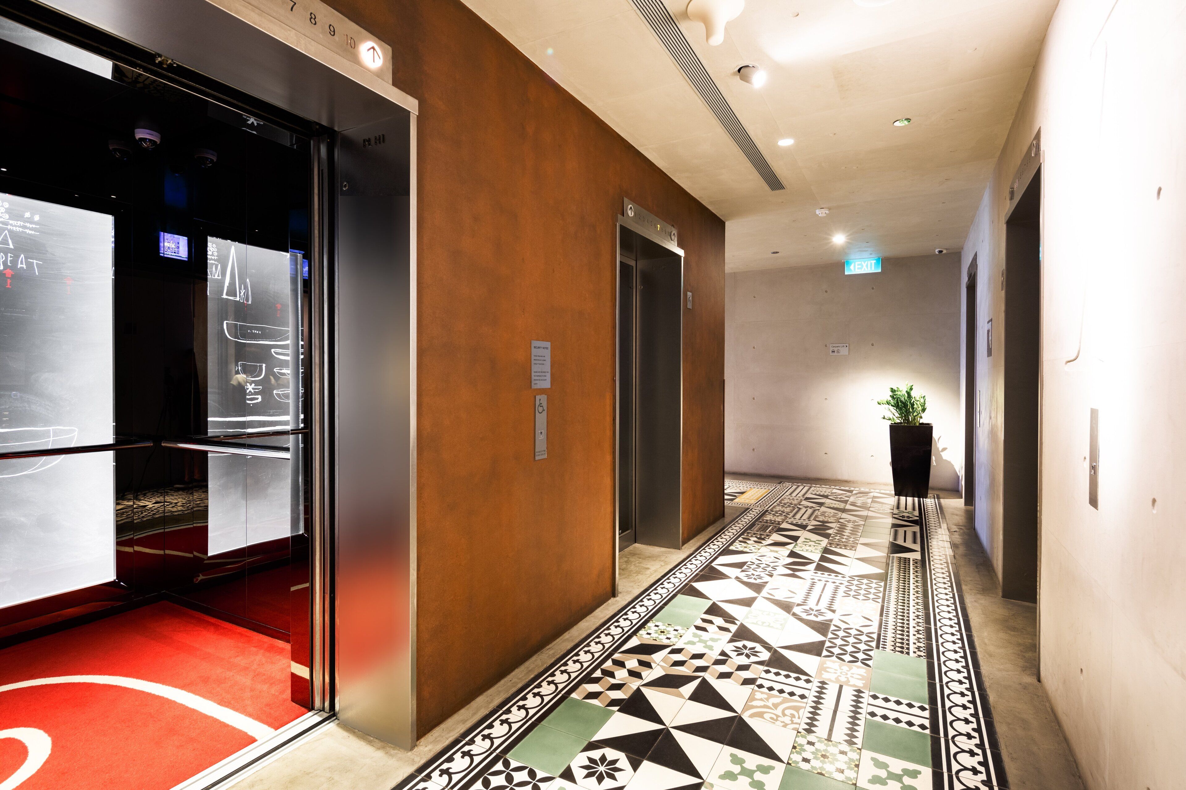 Lobby-lounge