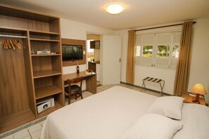 Minibar, desk, laptop workspace, blackout curtains - Hotel Tavares Correia (Garanhuns)
