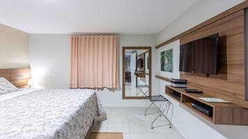 Minibar, bureau, espace de travail pour ordinateur portable