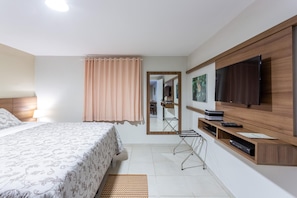 Minibar, desk, laptop workspace, blackout curtains - Hotel Tavares Correia (Garanhuns)