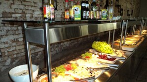Un bufé con diferentes alimentos y salsas.