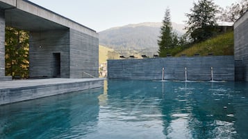 5 piscine coperte, piscina all'aperto, lettini