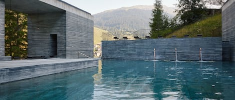 5 piscines couvertes, piscine extérieure, chaises longues