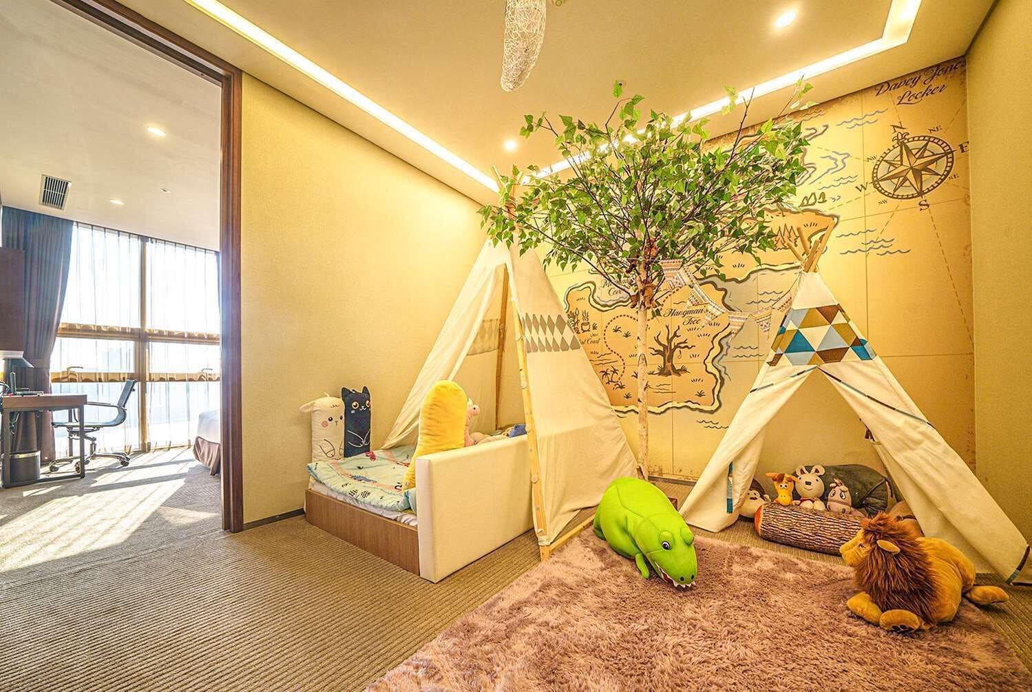 Dundyner, safe på rommet, skrivebord og skrivebord for bærbar PC