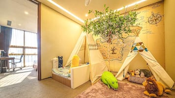 Cobrellits, caixa forta a l'habitació i escriptori