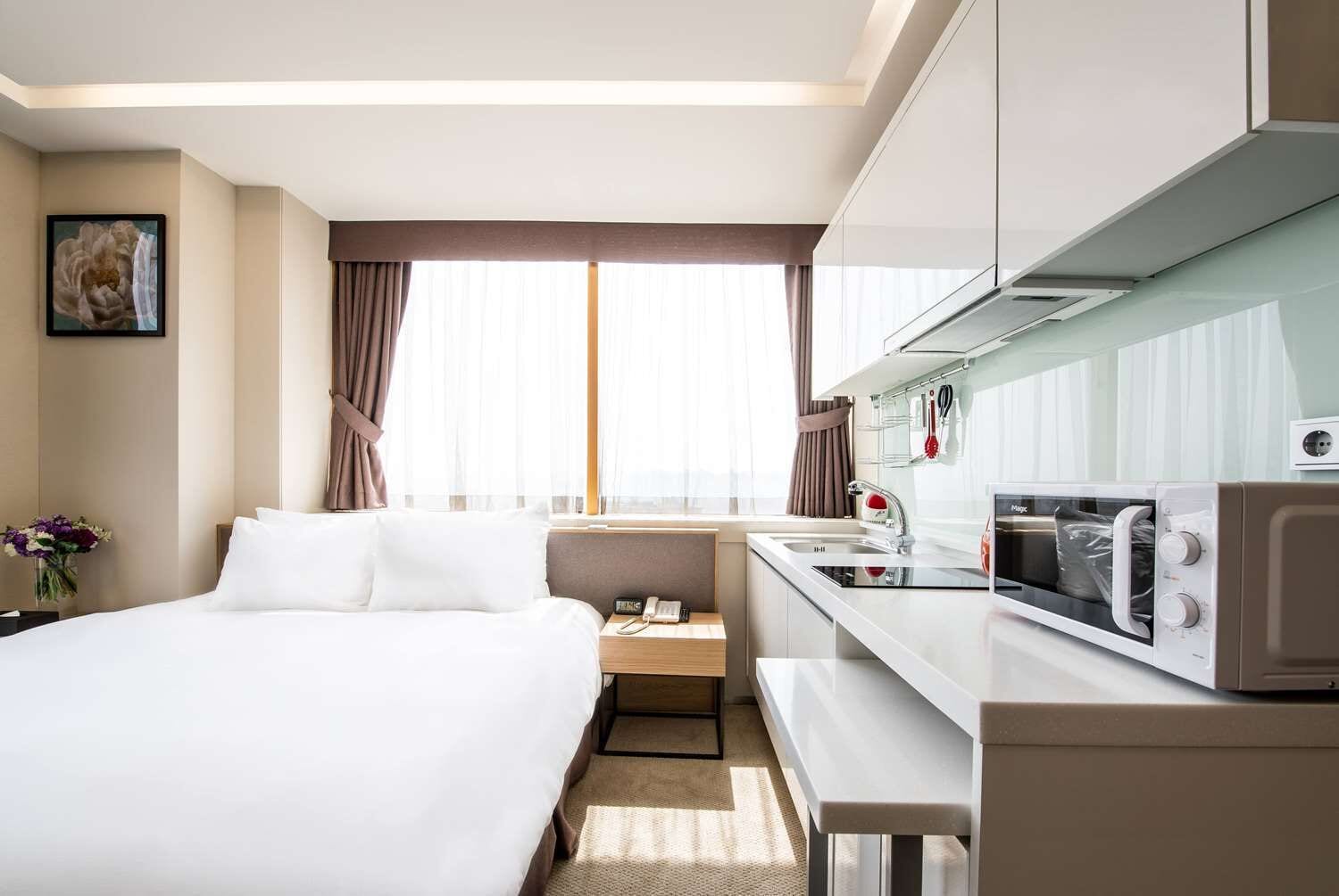 Down duvets, in-room safe, desk, laptop workspace