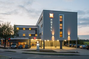 Front of property - evening/night - Ibis München Airport Süd (Hallbergmoos)