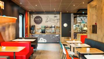 Café da manhã com buffet diário (EUR 16 por pessoa)