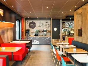 Daily buffet breakfast for a fee - Ibis München Airport Süd (Hallbergmoos)