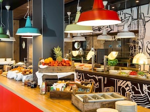Bữa sáng buffet hàng ngày (16 EUR/mỗi người)