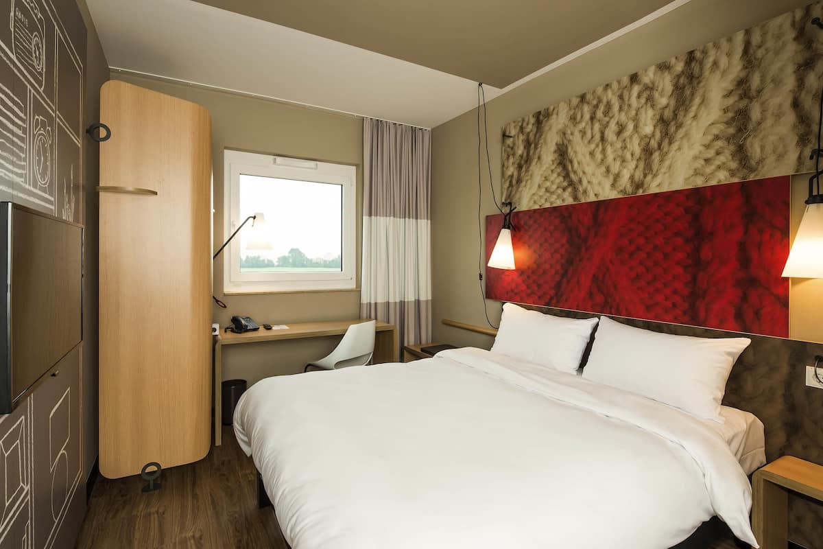 double room (new sleep easy concept) | laptop workspace, blackout curtains, soundproofing, free wifi