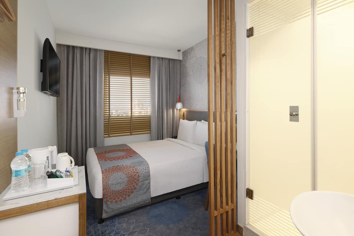 Hypo-allergenic bedding, in-room safe, desk, laptop workspace