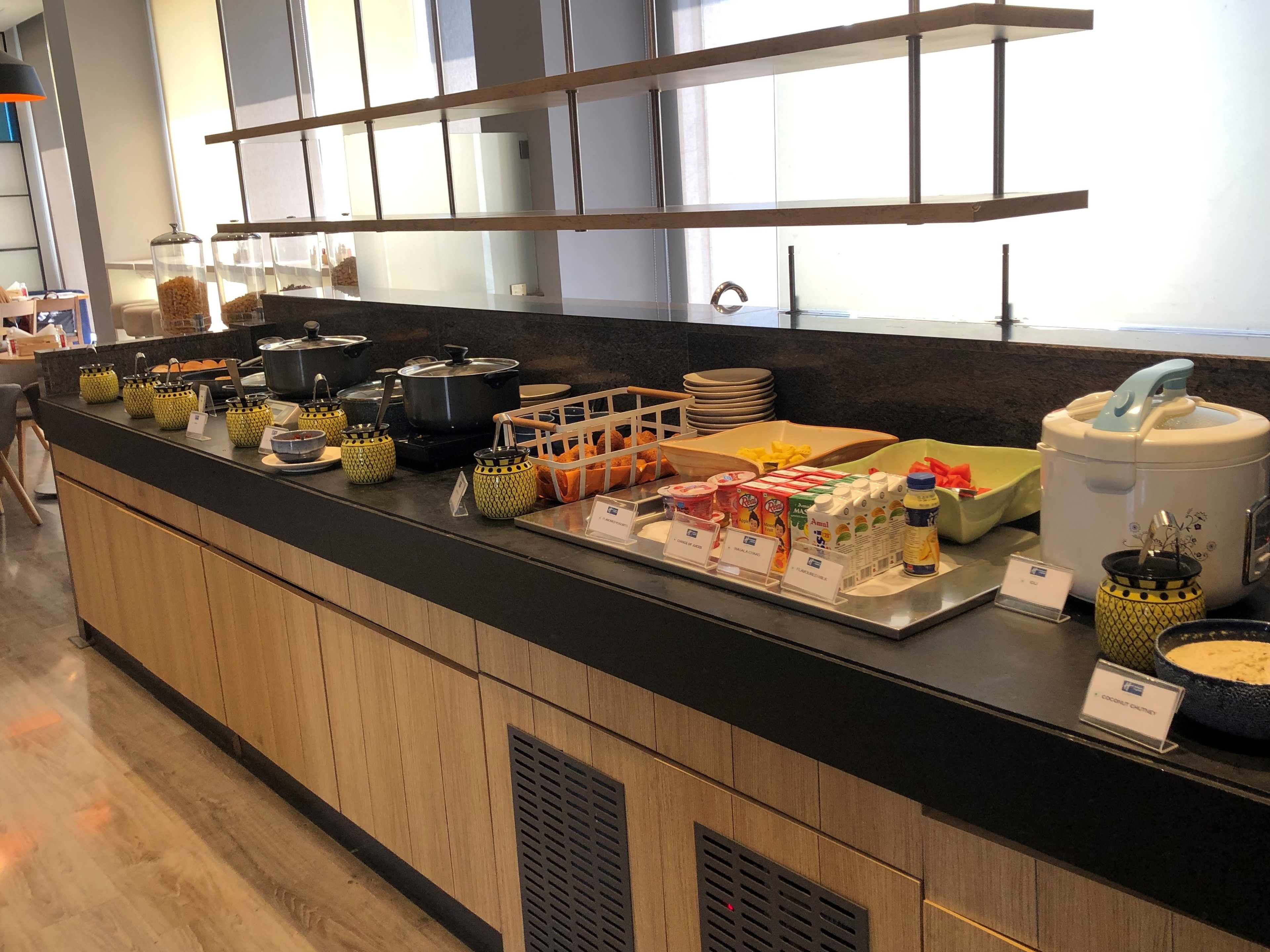 بوفيه فطور مجانًا يوميًا