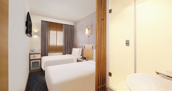 Une chambre d’hôtel avec deux lits, un bureau, un minibar, une télévision et une salle de bain.
