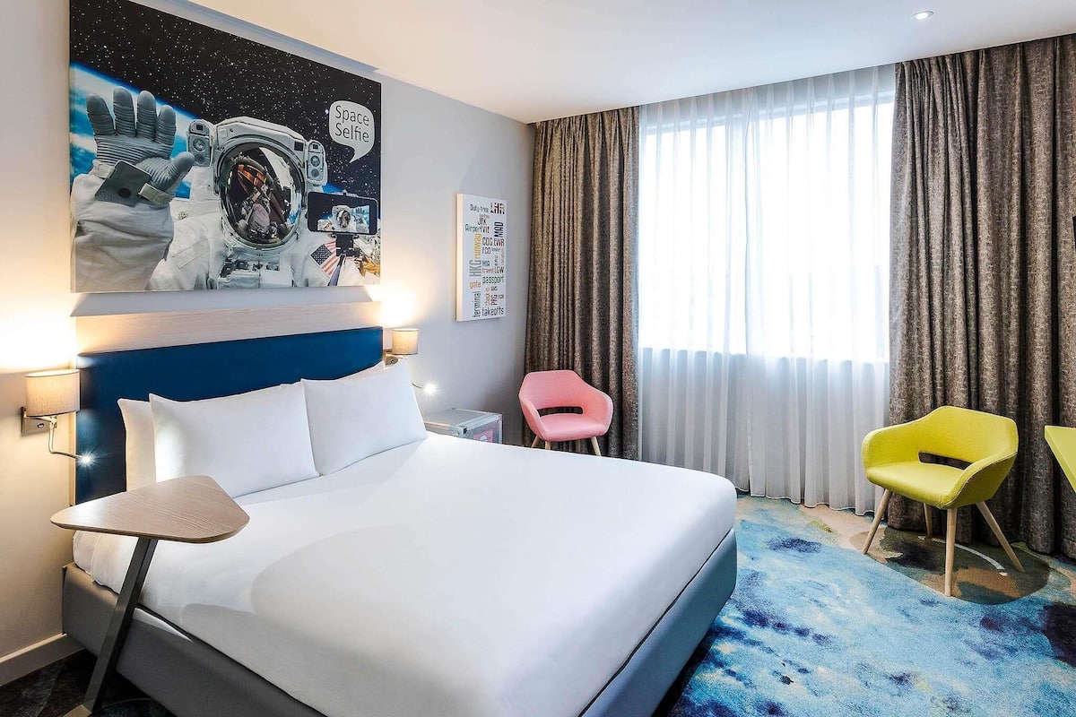 Room, 1 Queen Bed (The Queen) | Individually decorated, iron/ironing board, free WiFi, bed sheets