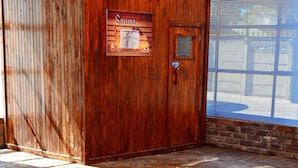 A swimming pool with a wooden sauna adjacent to it. - West Street Inn - Ermelo (Ermelo)