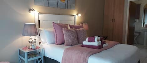 Minibar, coffres-forts dans les chambres, bureau