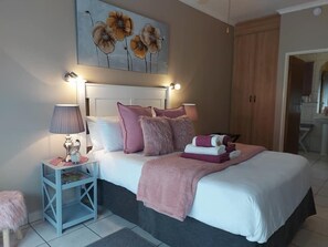 Minibar, in-room safe, desk, iron/ironing board - West Street Inn - Ermelo (Ermelo)