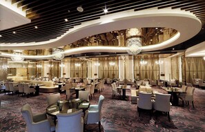 A spacious hotel lobby with multiple seating areas, chandeliers, and a patterned carpet. - Wyndham Grand Plaza Royale Mingfa Zhangzhou (Zhangzhou)