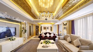 A luxurious living room with a large chandelier, a television, and a sofa. - Wyndham Grand Plaza Royale Mingfa Zhangzhou (Zhangzhou)
