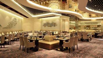 2 restaurantes, se sirven desayunos, comidas y cocina internacional