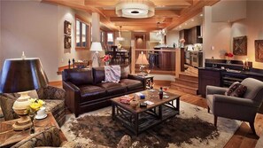 Deluxe-Haus, 4 Schlafzimmer, Bergblick, Bergseite | Wohnzimmer | Fernseher, Kamin