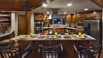 Deluxe House, 6 Bedrooms, Mountain View, Mountainside | Private kitchen | Fridge, microwave, stovetop, dishwasher