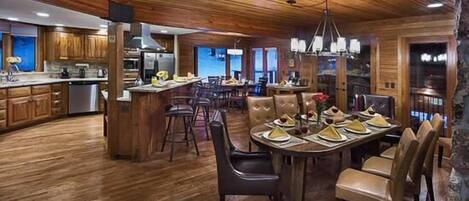 Maison Deluxe, 6 chambres, vue montagne, cÎté montagne | Restauration dans la chambre