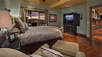 Deluxe House, 6 Bedrooms, Mountain View, Mountainside | Living area | TV, fireplace