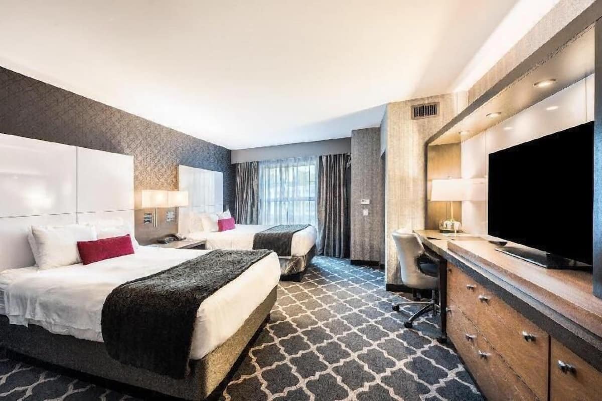 Premium bedding, in-room safe, desk, blackout drapes