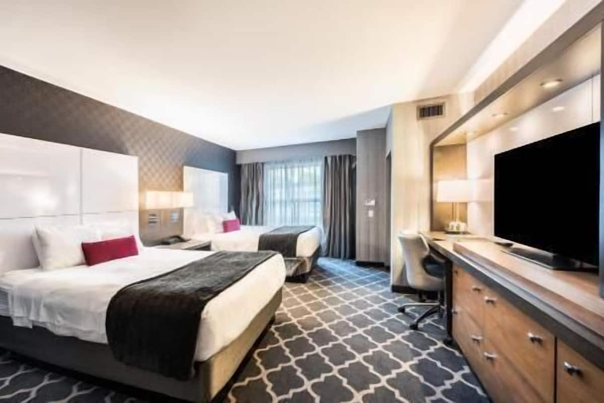 Premium bedding, in-room safe, desk, blackout drapes