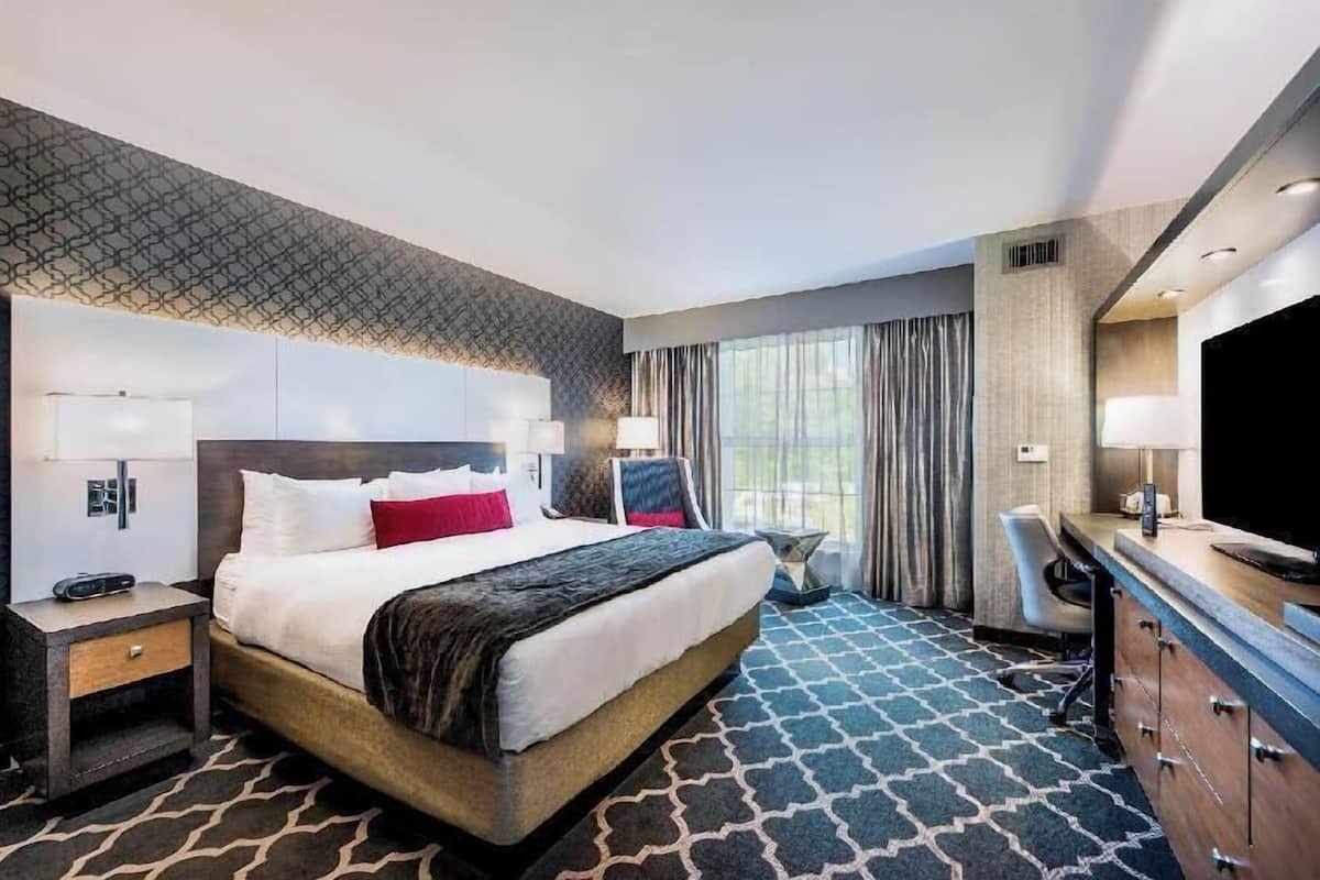 Premium bedding, in-room safe, desk, blackout drapes