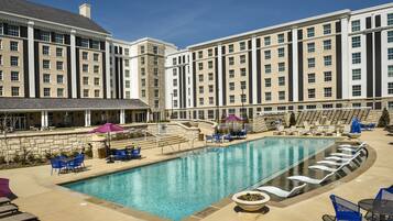 Seasonal outdoor pool, pool umbrellas, sun loungers